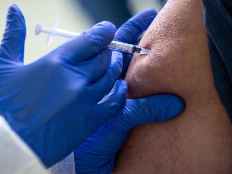Die Covid-19-Impfung erfolgt in die Muskulatur des Oberarms - auch bei Patienten, die Gerinnungshemmer einnehmen. Foto: Jens Büttner/dpa-Zentralbild/dpa-tmn
