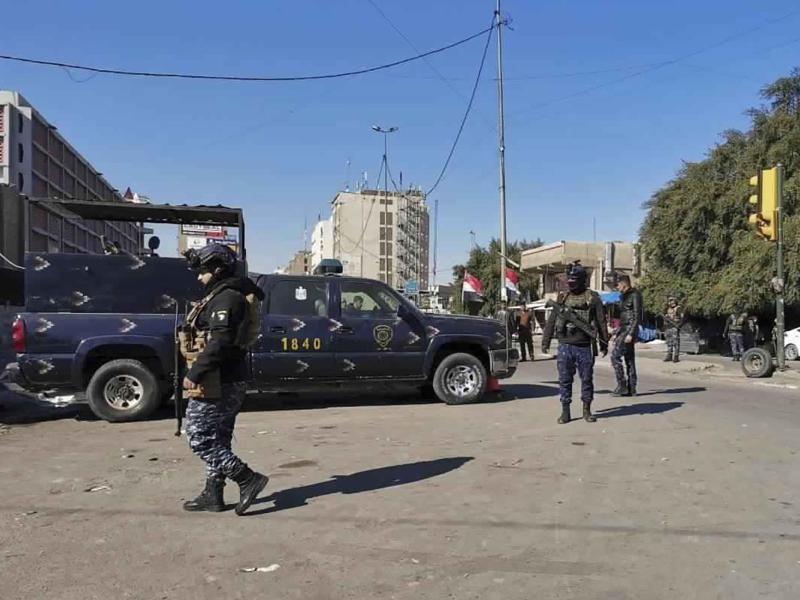 Sicherheitskräfte patroullieren an einem Ort eines tödlichen Anschlags im belebten Geschäftsviertel in der irakischen Hauptstadt. Foto: Hadi Mizban/AP/dpa