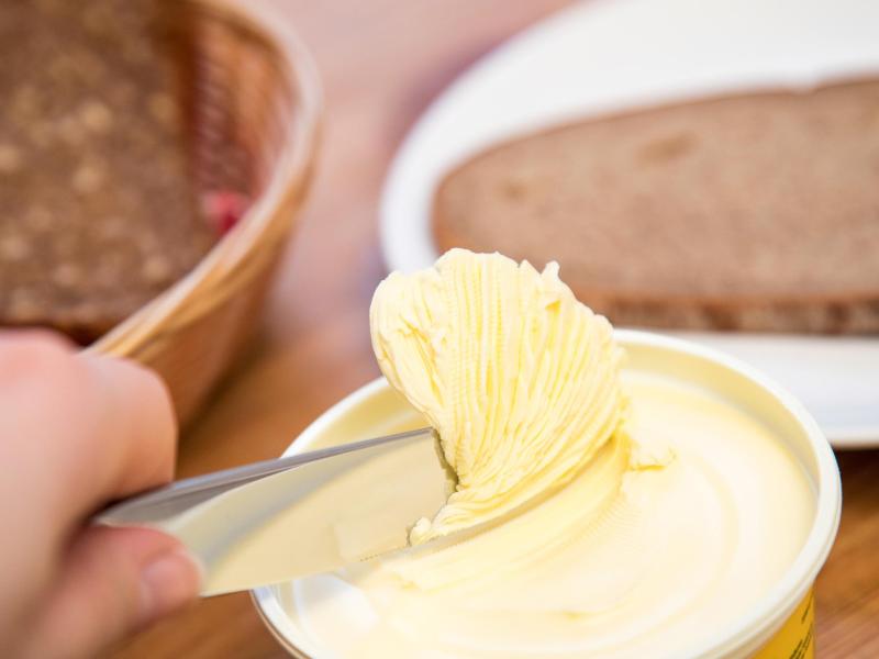 Bei Pflanzenmargarine ist ein Anteil von bis zu drei Prozent Milchfett erlaubt. Soll die Margarine ganz ohne tierische Zutaten sein, muss sie das Vegan-Logo tragen. Foto: Christin Klose/dpa-tmn