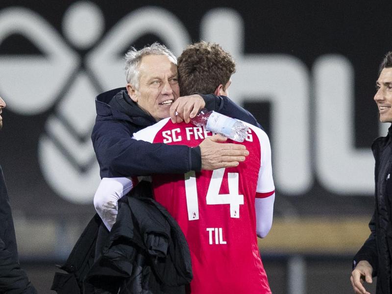 Freude über den Sieg: Freiburg-Coach Christian Streich (l) und Guus Til. Foto: Tom Weller/dpa