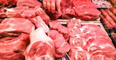 Laut einer Umfrage würden Verbraucher für Fleisch mehr bezahlen, wenn es Bauern und Tieren damit besser ginge. Foto: Jan Woitas/dpa-Zentralbild/dpa