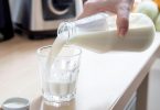 Ein gute Bio-Milch sollte nicht alt, oxidiert oder kochig schmecken und riechen, sondern rein und milchig. Foto: Christin Klose/dpa-tmn