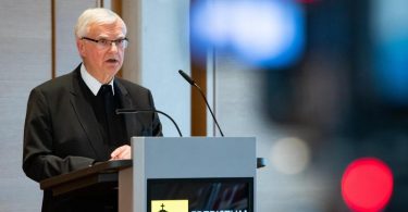 Erzbischof Heiner Koch während der Pressekonferenz zur Vorstellung des Gutachtens in Berlin. Foto: Bernd von Jutrczenka/dpa