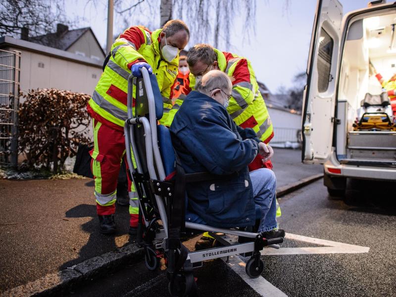 Einsatzkräfte evakuieren einen Bewohner in Göttingen. Foto: Swen Pförtner/dpa