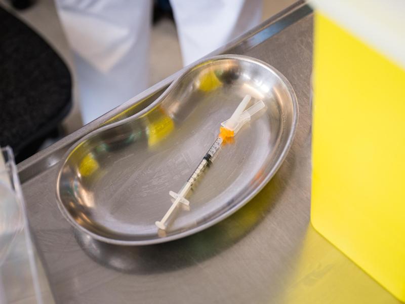 Die neue Corona-Impfverordnung sieht vor, dass Menschen mit bestimmten Vorerkrankungen früher zum Zug kommen, wenn eine Arzt-Bescheinigung vorliegt. Foto: Oliver Dietze/dpa