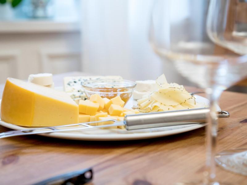 Käse sollte am Stück und immer wieder frisch statt auf Vorrat gekauft werden. So bleiben die Aromen länger erhalten. Foto: Christin Klose/dpa-tmn