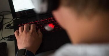 Während der Corona-Krise ist der tägliche Medienkonsum deutlich gestiegen. Vor allem bei Kindern und Jugendlichen wächst die Gefahr, dass sie eine Computerspielsucht entwickeln. Foto: picture alliance / Lino Mirgeler/dpa