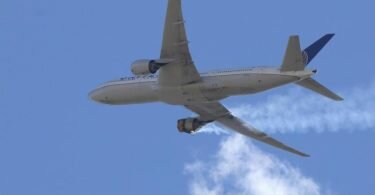 Aus einem Triebwerk des Passagierflugzeugs steigt Rauch auf. Kurz darauf stürzten einige Teile zu Boden. Foto: Hayden Smith/AP/dpa