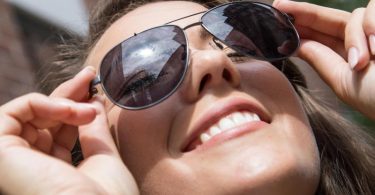 Damit man die Augen nicht zusammenkneifen muss: Für den deutschen Sommer empfehlen sich Sonnenbrillen mit Gläsern der Blendschutzkategorie 2. Foto: Christin Klose/dpa-tmn