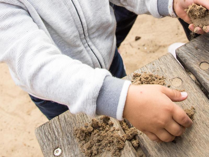 Ran an den Sand! Kinder dürfen und sollen ruhig auch mal im Dreck herumwühlen. Foto: Christin Klose/dpa-tmn