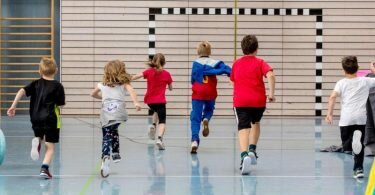 Sport- und Bewegungsprogramme sind in der Regel ein Bestandteil jeder Kinder- und Jugendreha. Foto: Bündnis Kinder- und Jugendreha e.V./dpa-tmn