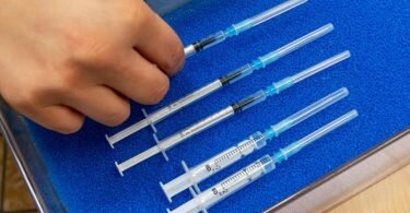 «Vertrage ich die Spritze?»: Wer schon früher Überreaktionen auf bestimmte Medikamente gezeigt hat, sollte sich vor der Corona-Impfung gegebenenfalls Rat in einer allergologischen Fachpraxis holen. Foto: Peter Kneffel/dpa/dpa-tmn