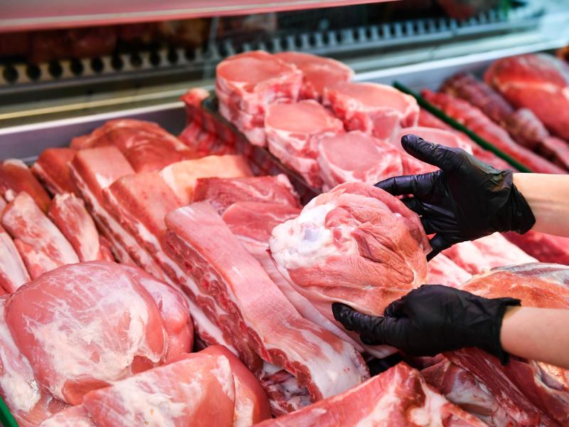 Der Pro-Kopf-Verzehr von Fleisch ist 2020 auf einen Jahrzehnte-Tief gesunken. Foto: Jens Kalaene/dpa-Zentralbild/ZB