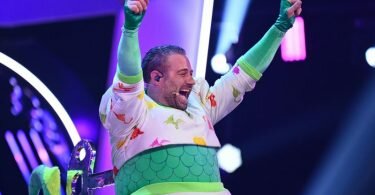 Von wegen ausgestorben:&nbsp;Sänger und Dino Sasha jubelt im Finale der ProSieben-Show «The Masked Singer». Foto: Willi Weber/ProSieben/dpa