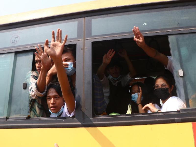 Festgenommene Demonstranten winken Menschen, während sie in einem Bus sitzen, der aus dem Insein-Gefängnis kommt und sie zu einem ungenannten Ort transportieren wird. Foto: Uncredited/AP/dpa