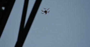 Beim Abschlusstraining schwebt eine Drohne über dem Stadion. Foto: Federico Gambarini/dpa