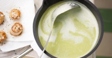 Frischer Spargel eignet sich im Frühjahr perfekt als Zutat für eine leichte Suppe. Foto: Manuela Rüther/dpa-tmn