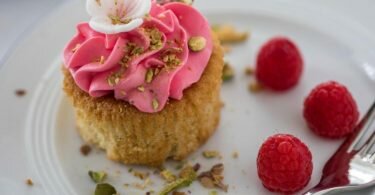 Die Ganache ist eine süße Creme aus Sahne und Schokolade. Sie lässt sich perfekt mit frischen Beeren mischen. Foto: Christin Klose/dpa-tmn