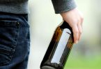 Bier, auch wenn es als «alkoholfrei» gelabelt ist, gehört nur in die Hände von Älteren. Foto: Tobias Hase/dpa/dpa-tmn