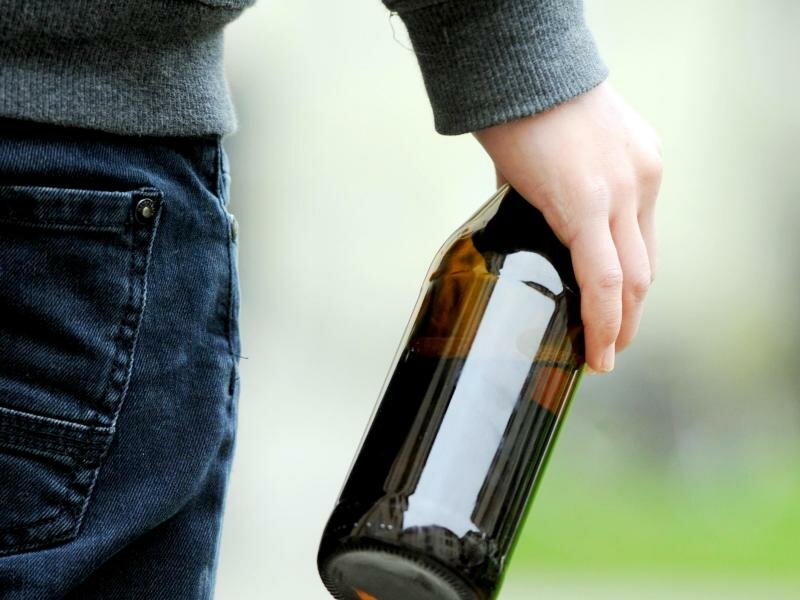 Bier, auch wenn es als «alkoholfrei» gelabelt ist, gehört nur in die Hände von Älteren. Foto: Tobias Hase/dpa/dpa-tmn
