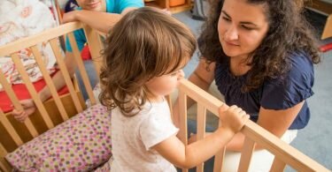 «Mama, Papa, bitte geht nicht!» Manche Kinder tun sich mit dem Einschlafen schwer. Foto: Christin Klose/dpa-tmn