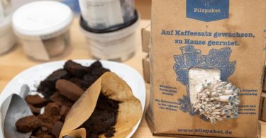 Alter Kaffeesatz eignet sich für die Pilzzucht. Mit dem Set von Ralph Haydl lassen sich darauf verschiedene Pilzsorten anbauen. Foto: Daniel Karmann/dpa