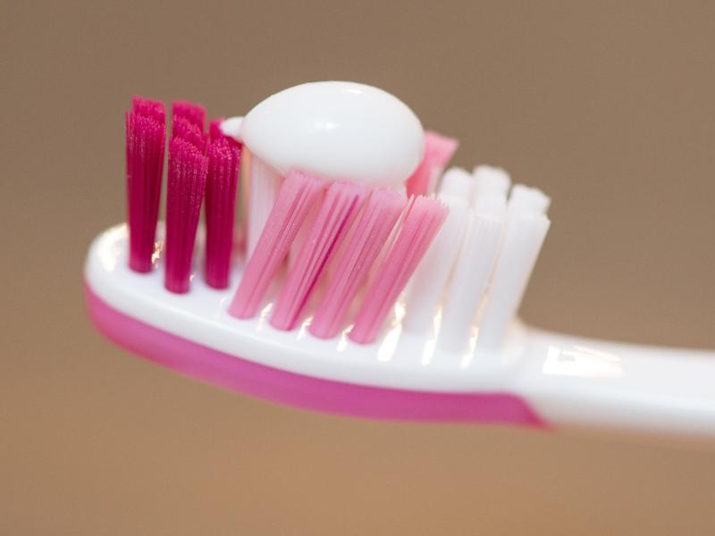 Erbsengroß: So viel Fluorid-haltige Zahnpasta sollte erst ab dem zweiten Geburtstag zweimal täglich auf der Bürste des Kindes sein. Foto: Patrick Seeger/dpa/dpa-tmn