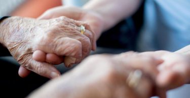 Beim Gespräch mit Alzheimer-Erkrankten sollten Angehörige langsam und in einfacher Sprache sprechen. Foto: Tom Weller/dpa/dpa-tmn