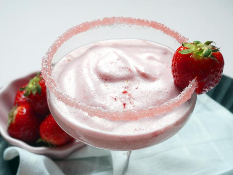 Für den luftigen Erdbeerschaum werden nur drei Zutaten benötigt: Erdbeeren, Zucker und frisches Eiweiß. Foto: Doreen Hassek/hauptstadtkueche.blogspot.com/dpa-tmn