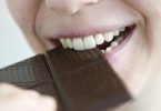 Ein Blick auf den Kakaogehalt der dunklen Schokolade verrät: Je mehr Kakao, desto mehr Fett und desto weniger Zucker ist in der Schokolade enthalten. Foto: Franziska Gabbert/dpa-tmn