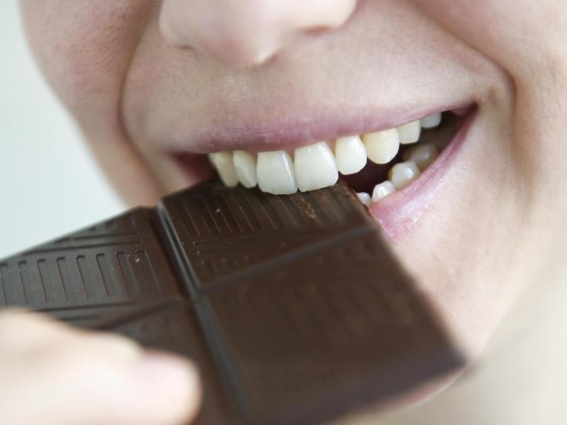 Ein Blick auf den Kakaogehalt der dunklen Schokolade verrät: Je mehr Kakao, desto mehr Fett und desto weniger Zucker ist in der Schokolade enthalten. Foto: Franziska Gabbert/dpa-tmn