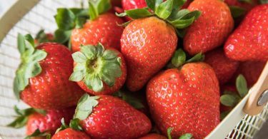Erdbeeren für den Kuchen sollten möglichst erntefrisch sein. Länger als einen Tag im Kühlschrank aufbewahrt, verlieren die Früchte nicht nur an Vitamin C, sondern auch an Geschmack. Foto: Christin Klose/dpa-tmn