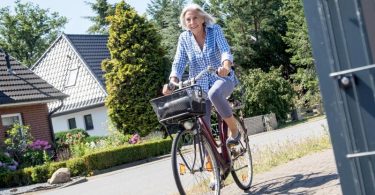 Für Menschen mit Hüftarthrose sind Radfahren und andere gelenkschonende Sportarten ideal. Foto: Christin Klose/dpa-tmn
