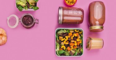 Suppen, Salate und Dressings lassen sich gut vorbereiten - und im Schraubglas unkompliziert lagern und transportieren. Foto: Shabnam Shameli/Gräfe und Unzer/dpa-tmn