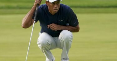 Kommt nach seinem schweren Autounfall langsam wieder auf die Beine: Golf-Superstar Tiger Woods. Foto: John Minchillo/AP/dpa