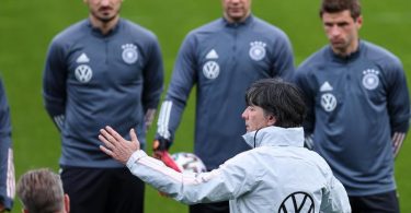 Bundestrainer Joachim Löw (M.) erwartet drei Champions-League-Sieger im EM-Camp. Foto: Christian Charisius/dpa