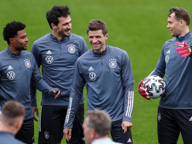 Thomas Müller (M.) sieht seine Rückkehr in die deutsche Nationalmannschaft zunächst als Sechs-Wochen-Projekt. Foto: Christian Charisius/dpa