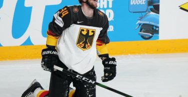 Die deutschen Eishockey-Cracks um Tom Kühnhackl verloren gegen die USA. Foto: Roman Koksarov/dpa