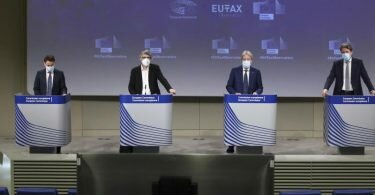 Gabriel Zucman (l-r), Wirtschaftswissenschaftler aus Frankreich, Sven Giegold, Grünen-Europaabgeordnete,Paolo Gentiloni, EU-Finanzkommissar, und Paul Tang, Mitglied des EU-Ausschusses für Wirtschaft und Währung, während einer Pressekonferenz zum Start der Europäischen Steuerbeobachtungsstelle im EU-Hauptquartier in Brüssel. Foto: Francois Walschaerts/Pool AFP/dpa