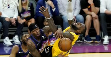 Lakers-Superstar LeBron James (r) wird von der Defense der Phoenix Suns gestoppt. Foto: Matt York/AP/dpa
