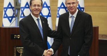 Izchak Herzog (l) gibt Knesset-Präsident Jariv Levin vor einer Sondersitzung die Hand. Israels Parlament hat den früheren Oppositionsführer zum Staatspräsidenten gewählt. Foto: Ronen Zvulun/Pool Reuters/AP/dpa