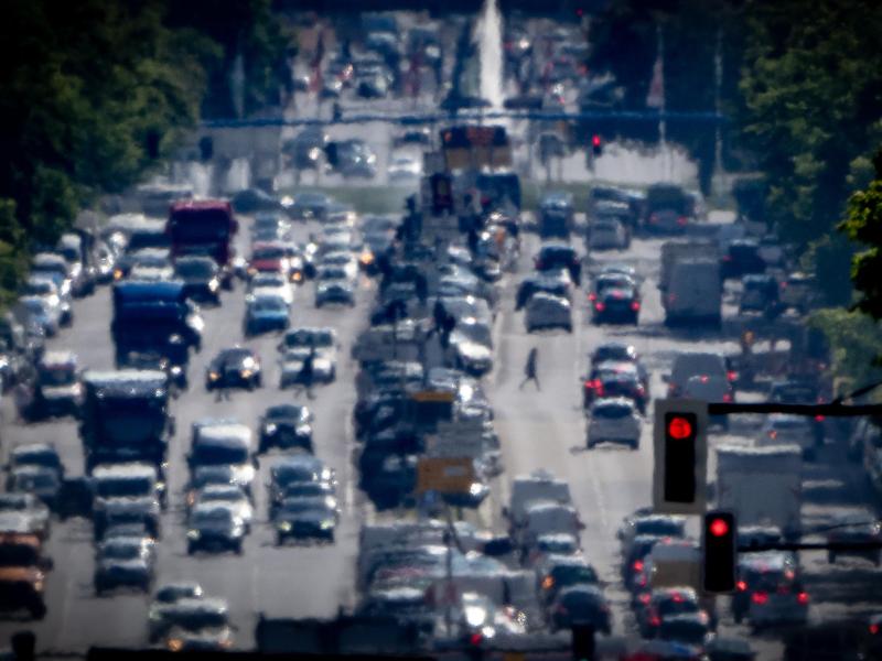 Autos, LKW und Lieferfahrzeuge auf einer Hauptstraße in Berlin: Der Jahresgrenzwert für Stickstoffdioxid liegt bei 40 Mikrogramm je Kubikmeter Luft im Jahresmittel. Foto: Michael Kappeler/dpa