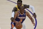 Dennis Schröder (hinten) musste sich mit den Los Angeles Lakers Chris Paul Anthony Davis und den Phoenix Suns geschlagen geben. Foto: Ashley Landis/AP/dpa