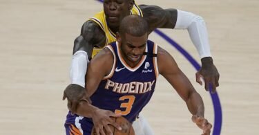 Dennis Schröder (hinten) musste sich mit den Los Angeles Lakers Chris Paul Anthony Davis und den Phoenix Suns geschlagen geben. Foto: Ashley Landis/AP/dpa