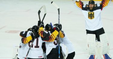 Die deutsche Eishockey-Nationalmannschaft spielt damit um die erste WM-Medaille seit 1953. Foto: Roman Koksarov/dpa/Archivbild
