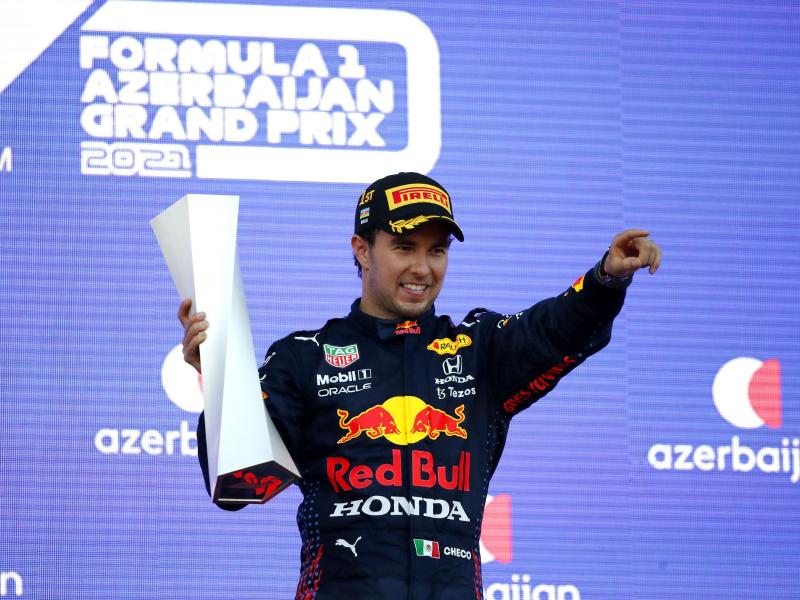 Der Mexikaner Sergio Perez vom Team Red Bull feiert seinen Sieg mit der Trophäe auf dem Podest. Foto: Maxim Shemetov/Pool Reuters/dpa