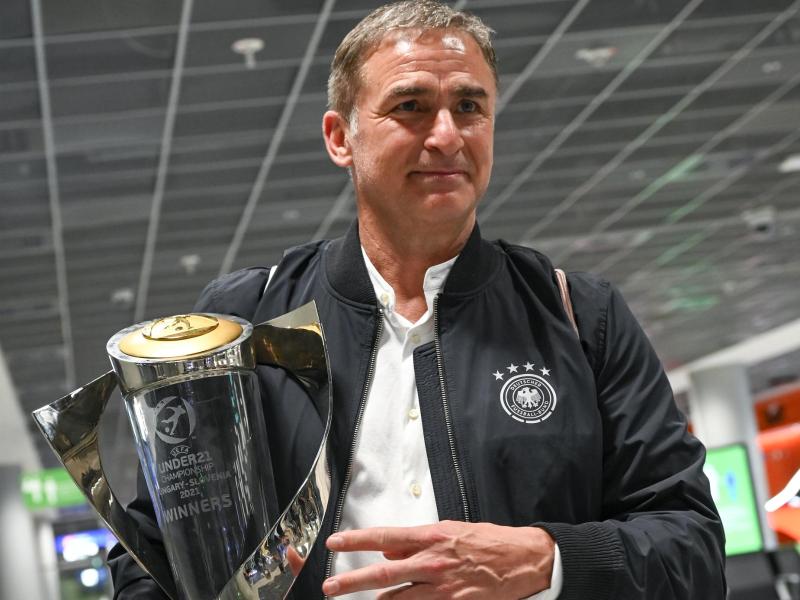 Bundestrainer Stefan Kuntz mit dem Pokal für den Gewinn der U21-Europameisterschaft. Foto: Sebastian Gollnow/dpa