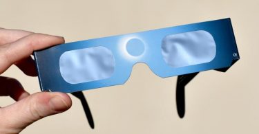 Sonnenfinsternis-Brillen haben spezielle Filterfolien, die die Augen schützen. Foto: Ralf Hirschberger/dpa-Zentralbild/dpa-tmn