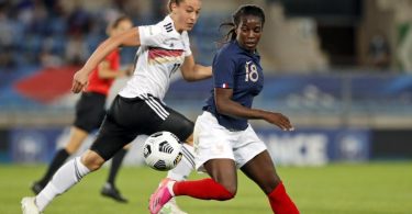 Felicitas Rauch (l) musste sich mit den DFB-Frauen Frankreich knapp geschlagen geben. Foto: Jean-Francois Badias/AP/dpa