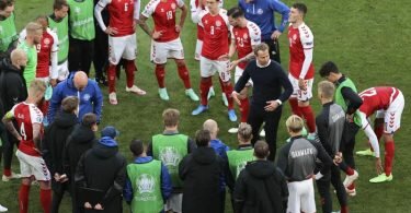 Trainer Kasper Hjulmand von Dänemark spricht während der Halbzeitpause mit seinen Spielern. Foto: Wolfgang Rattay/POOL REUTERS/AP/dpa